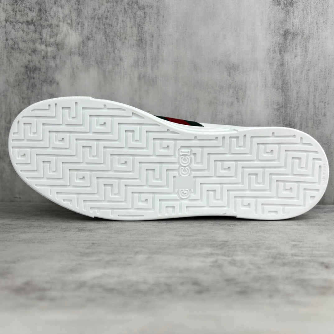 GUCCI ハチ付き レザースニーカー